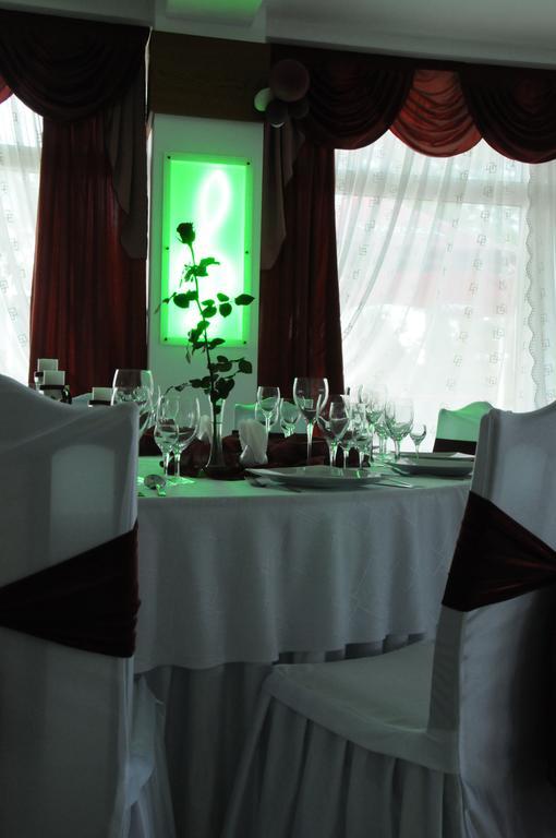 Hotel Restauracja Kaukaska Jadwiga Choroszy Wolsztyn Buitenkant foto