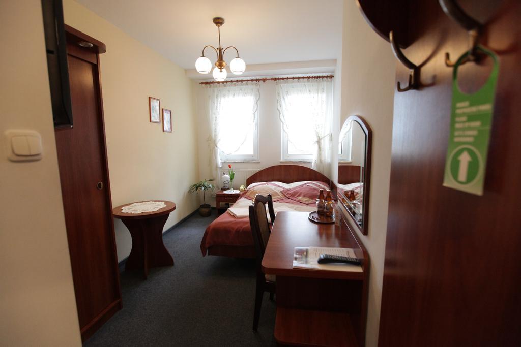 Hotel Restauracja Kaukaska Jadwiga Choroszy Wolsztyn Kamer foto